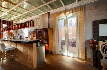 Дверь с изменяющейся прозрачностью