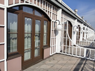 Окна из лиственницы в историческом центре Санкт-Петербурга. 