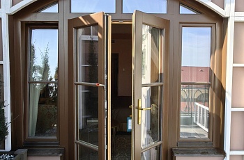 Комланарные входные двери со штульповым открыванием и скрытыми петлями.