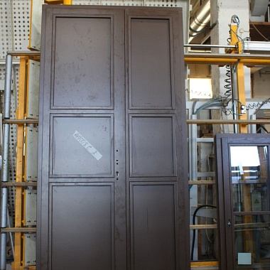 Входные двери и окно из сосны для офиса в центре Санкт-Петербурга