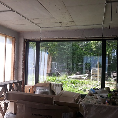 Окно "Брутализм"