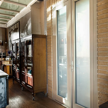 Дверь с изменяющейся прозрачностью