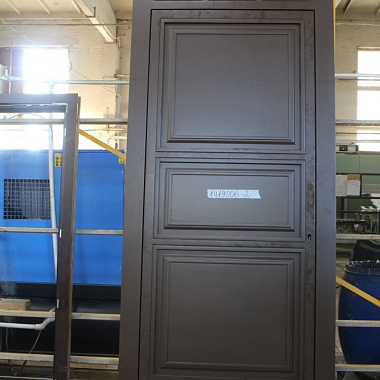 Входные двери и окно из сосны для офиса в центре Санкт-Петербурга