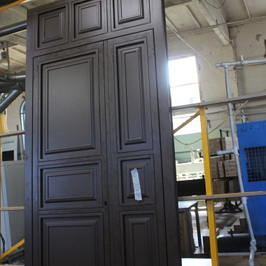 Входные двери и окно из сосны для офиса в центре Санкт-Петербурга